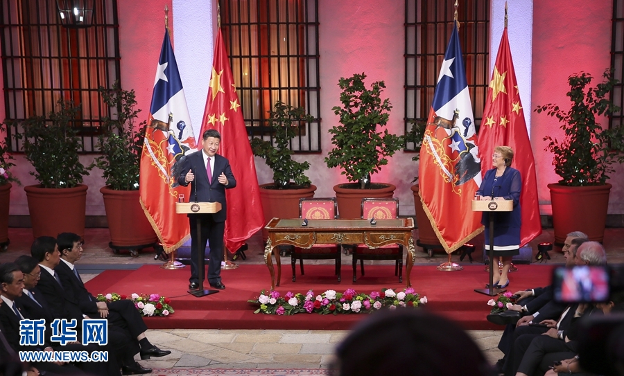 11月22日,國家主席習近平在圣地亞哥同智利總統巴切萊特舉行會談。這是會談后,兩國元首共同會見記者。 新華社記者 蘭紅光 攝 11月22日,國家主席習近平在圣地亞哥同智利總統巴切萊特舉行會談。這是會談后,兩國元首共同會見記者。 新華社記者 蘭紅光 攝