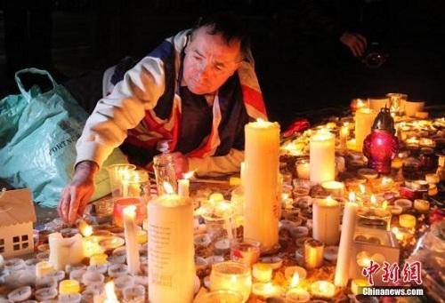3月23日晚,倫敦民眾在市中心的特拉法加廣場舉行燭光集會,悼念此前一天發生在英國議會大廈附近的恐怖襲擊事件遇難者。 <a target='_blank' href='//www.chinanews.com/'><p  align=