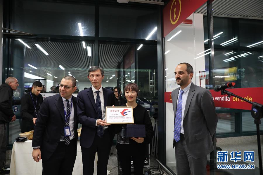 (國際·圖文互動)中國女游客成為羅馬菲烏米奇諾機場今年第1500萬位到港旅客