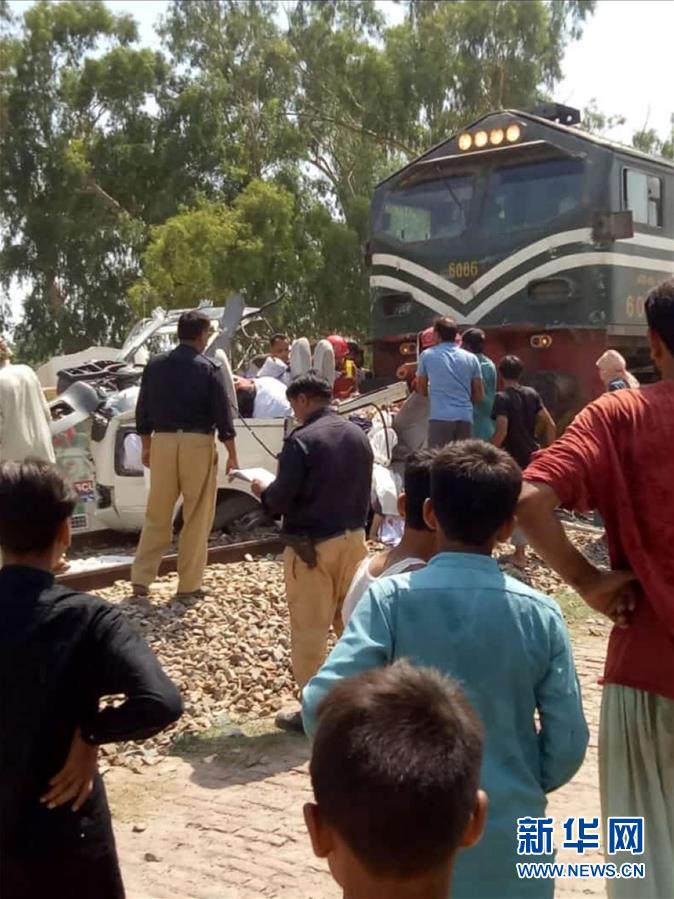 (國際)(6)巴基斯坦客運列車和巴士相撞事故致19人死亡