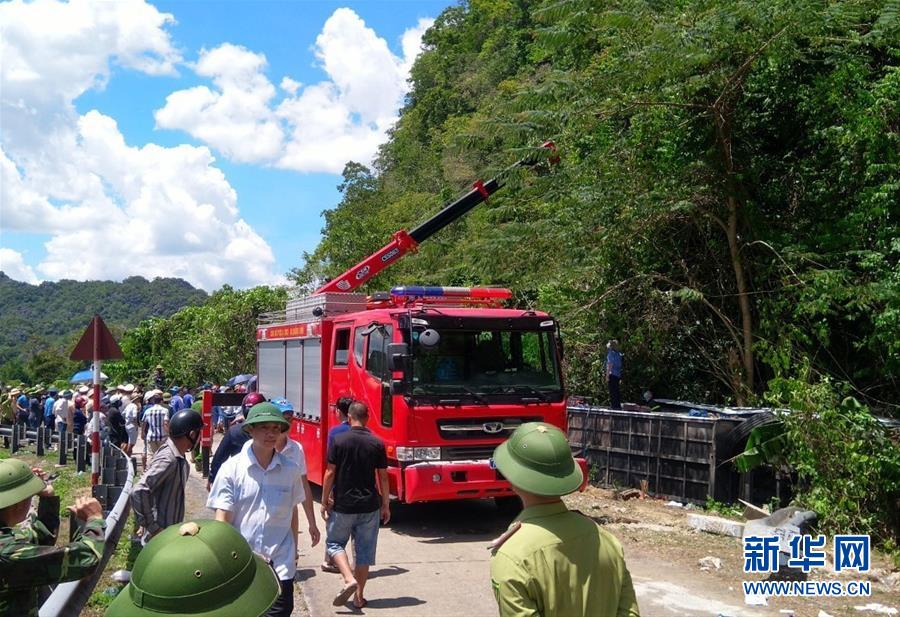 (國際)(2)越南中部一旅游大巴翻車致13死