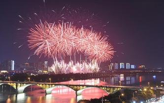 長沙:焰火照湘江