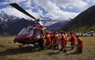 雅江堰塞湖區:雪山腳下的空中救援