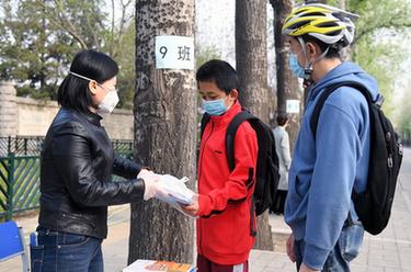 北京海淀:中小學教材有序發放