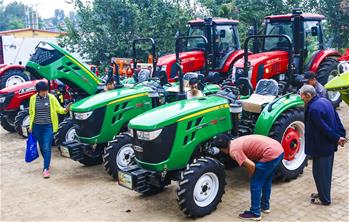 河北武強:選購農機備秋收